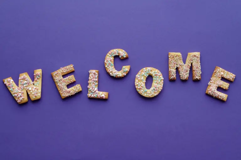 le mot welcome écrit avec des cookies
